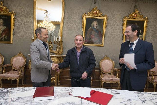 El consejero saluda a Félix Jamar tras la firma del convenio. 