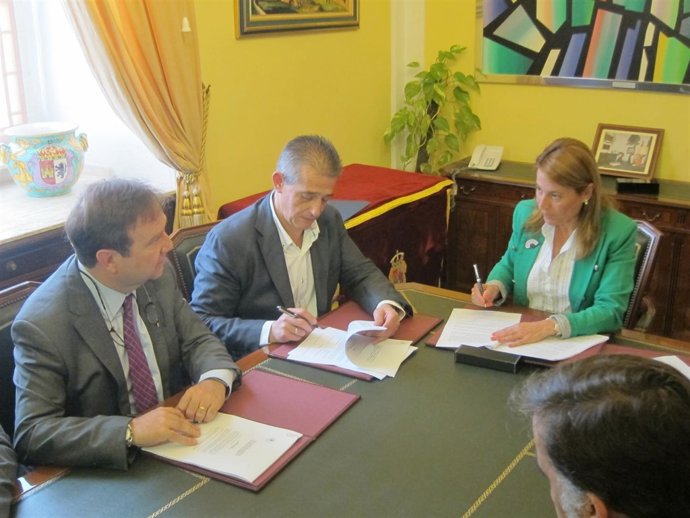 Firma Del Contrato De Obra Del Parking Subterráneo En Cáceres