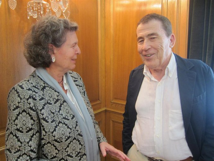 Sánchez Dragó y Rosa Navarro, antes de la reunión del jurado. 