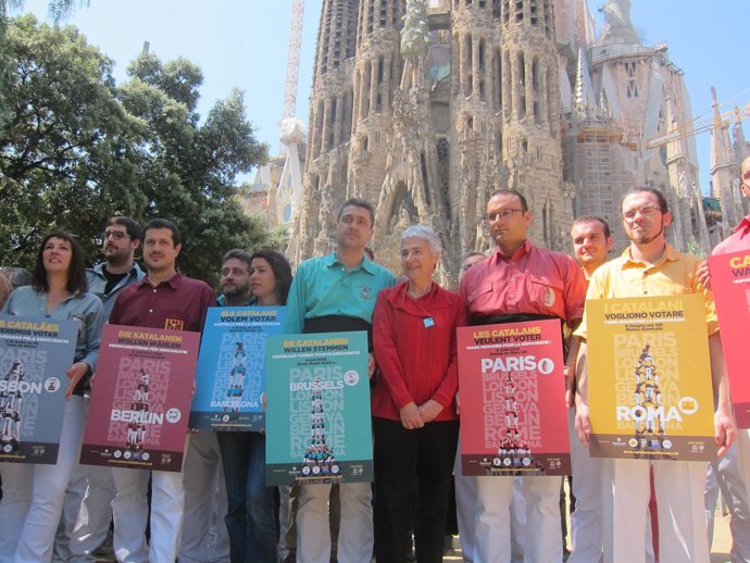 Muriel Casals (Òmnium) con 'castellers' ante la Sagrada Familia