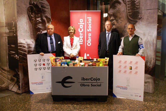 Alfaro, Fernández, Etayo y Arija junto a un contenedor de alimentos