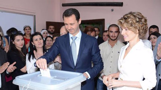 El presidente sirio, Bashar al Assad, vota junto a su mujer Asma