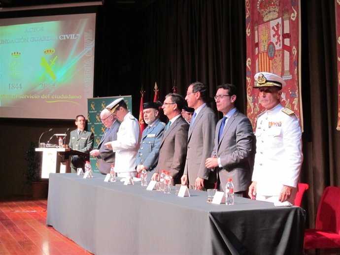 Mesa presidencial del acto del 170 aniversario de la Guardia Civil