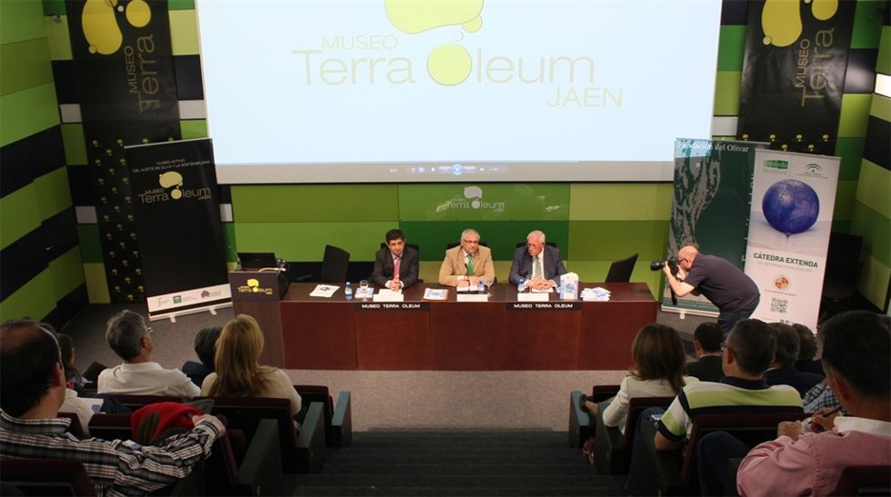 Inauguración de jornadas sobre el futuro del aceite de oliva en Geolit
