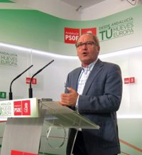 Cornejo (PSOE-A) vería "compatible" presidir la Junta y liderar el PSOE, pero no aclara si Díaz aspirará