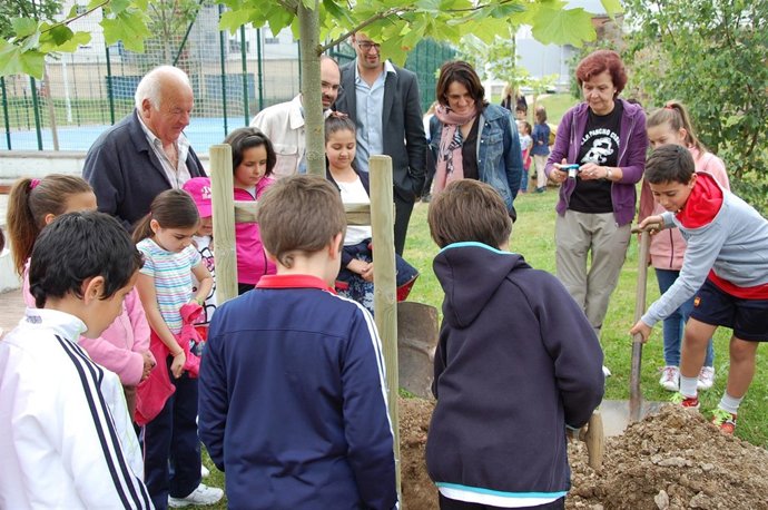 Plantación de árboles en la bolera de Sierrapando