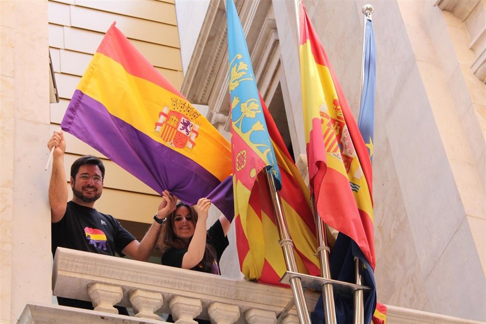 Diputados de EUPV cuelgan uan bandera republica en Corts