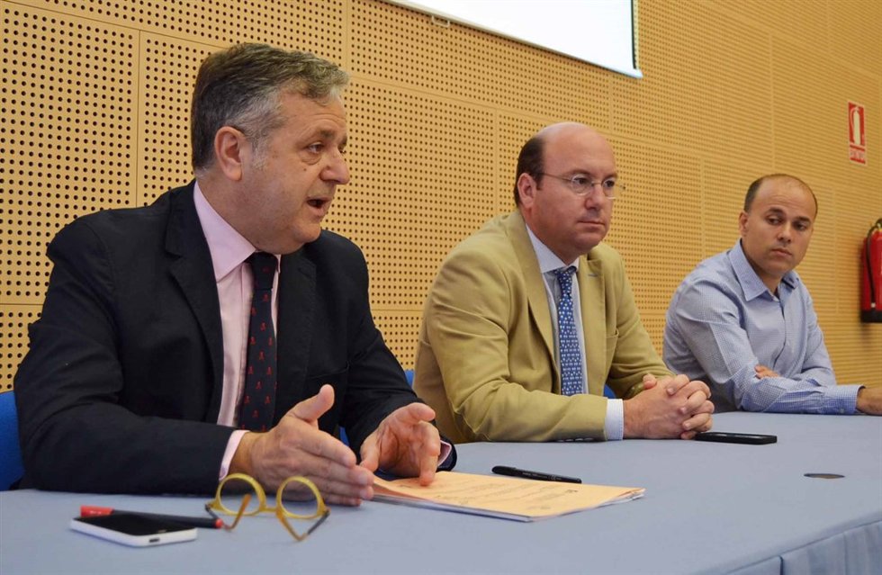 Fuentes (izda.) y Navas (centro) en la inuguración de las jornadas