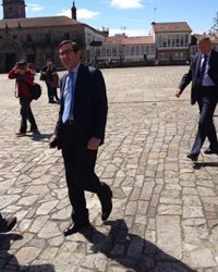 (AM)El alcalde de Santiago asegura "un equipo solvente" aun con ediles de fuera y dice: "Seguiremos al frente del barco"