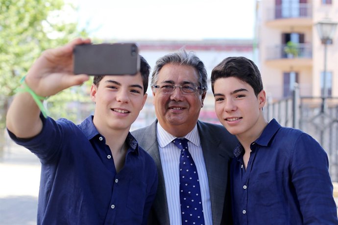 El alcalde de Sevilla, Juan Ignacio Zoido haciendo un 'selfie' con los gemelos.