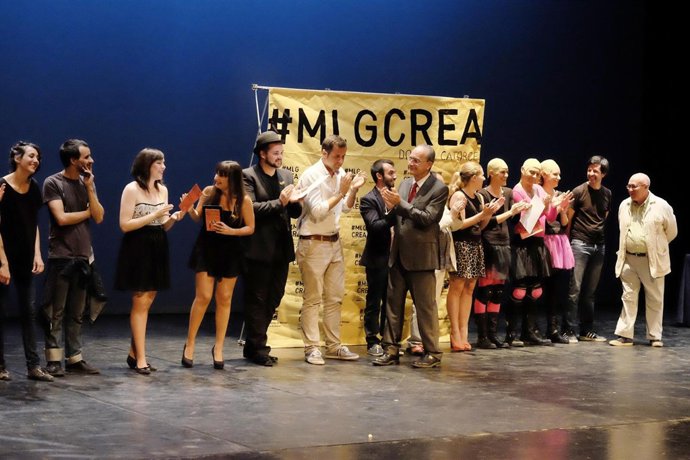 De la Torre con ganadores de la Muestra de Artes Escénicas MálagaCrea 2014