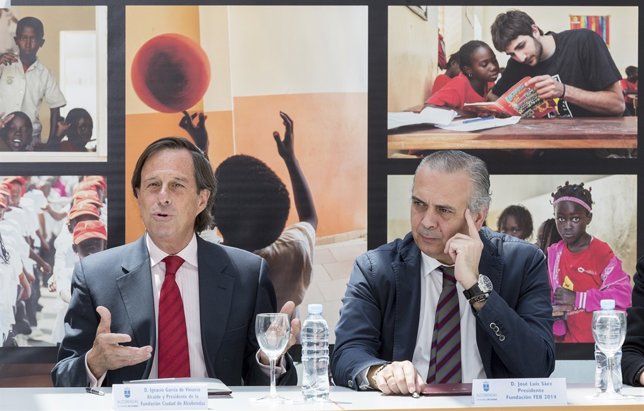 Vinuesa y Sáez en la firma del convenio de Casa de España 