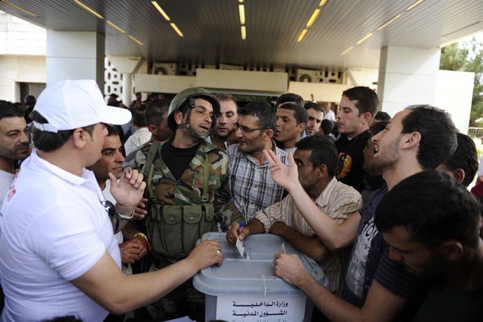Sirios votando en la elecciones presidenciales Siria 3 de junio 2014