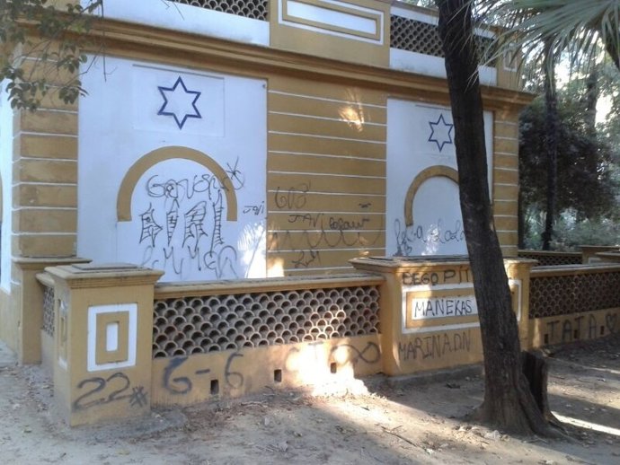 Pintadas y pabellones cerrados en el Parque María Luisa