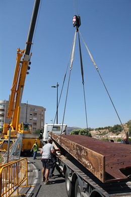 Traslado de la escultura de Antoni Miró