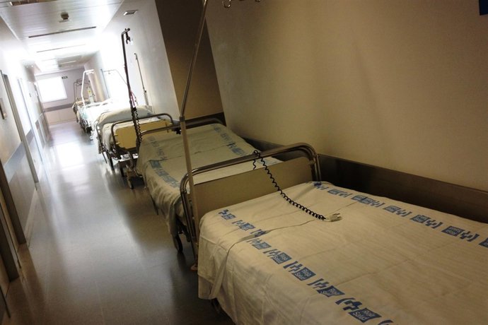 Pasillos de Urgencias del San Pedro con camas