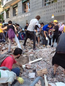 Vecinos de Sants limpian los escombros de Can Vies