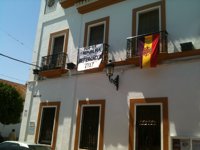 Villaverde iza la bandera republicana en el Ayuntamiento ante el "clamor popular" y por "libertad de expresión"