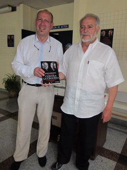 Julio Flor y Julio Anguita con un ejemplar de su  'Contra la ceguera'