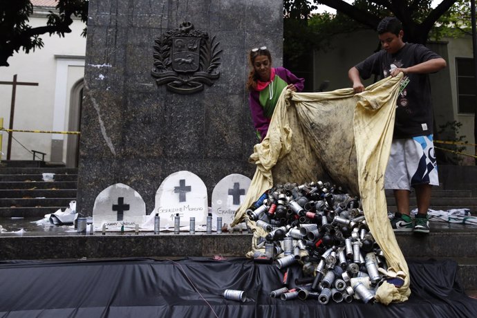 Latas de gas en protestas de Venezuela serán esculturas