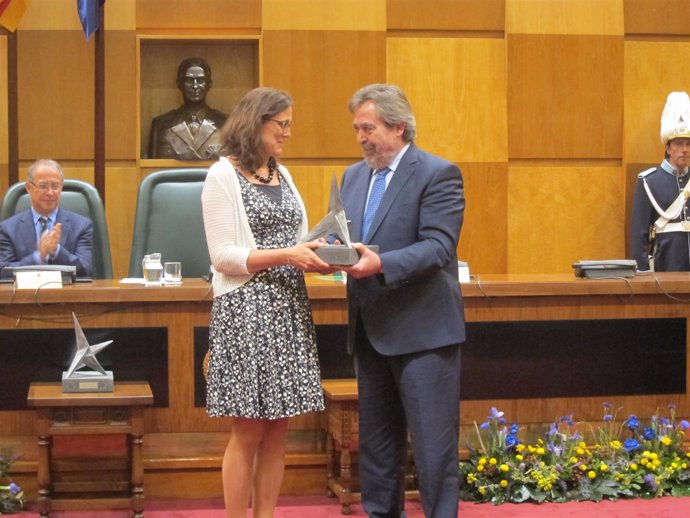 Cecilia Malmström recibe la Estrella de Europa de manos de Belloch