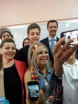 Al Assad posa para una 'selfie' durante las elecciones