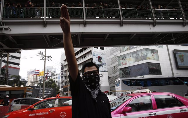 Un activista contra el golpe hace el saludo inspirado en 'Los Juegos del Hambre'