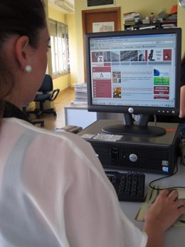 Una joven consulta la página web de Diputación de Zaragoza