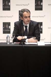 Zapatero dice que la república es discutible, igual que la nación, pero insiste en apoyar el pacto constitucional