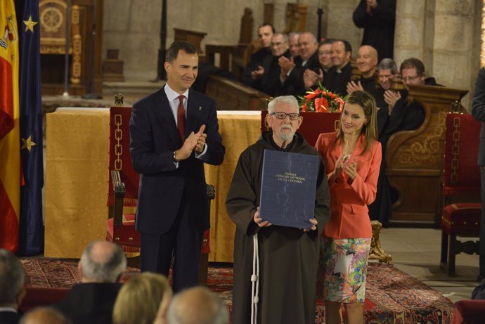 Los Príncipes entregan a Tarsicio de Azcona el Premio Prínicpe de Viana.