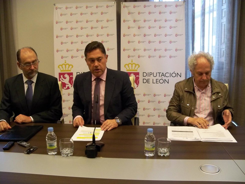 El presidente de la Diputación de León, Marcos Martínez (centro).