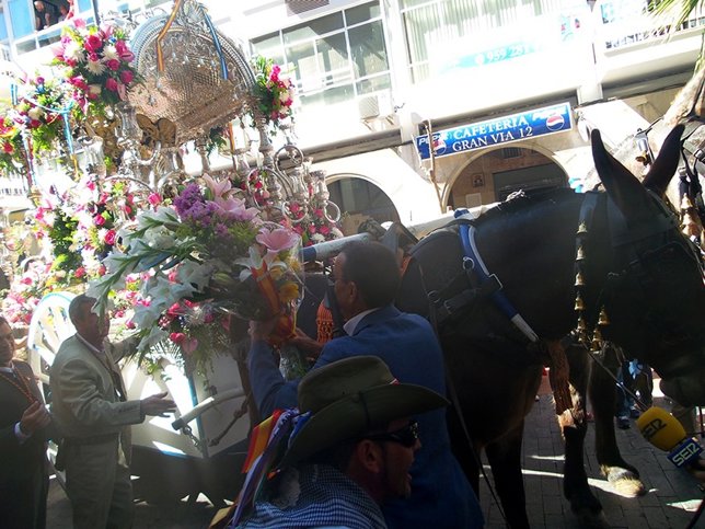 El presidente de la Diputación de Huelva, Ignacio Caraballo, con Emigrantes.
