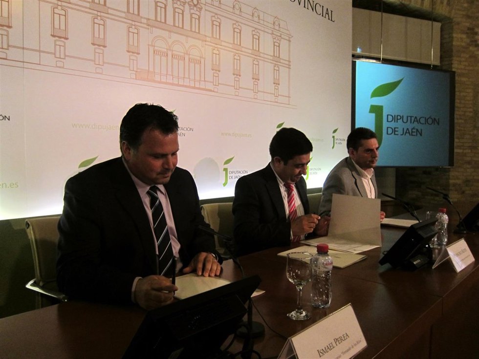 Perea, Reyes y Vera en la firma del convenio sobre los centros Guadalinfo.