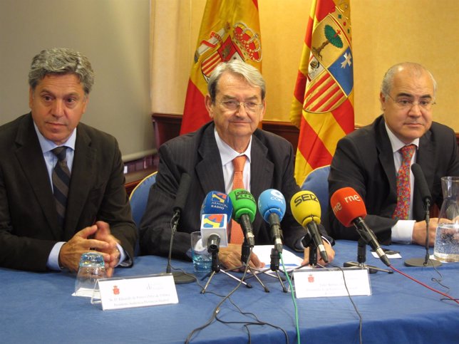 Eduardo de Porres, Julio Arenere y Pablo Llarena en la rueda de prensa