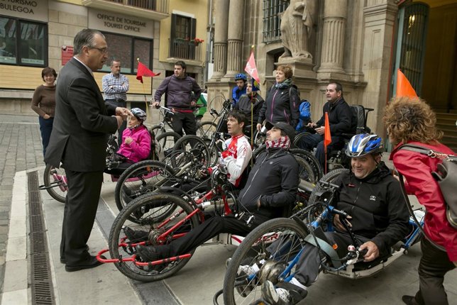 El Ayuntamiento de Pamplona recibe a Mikel Bidaurre.
