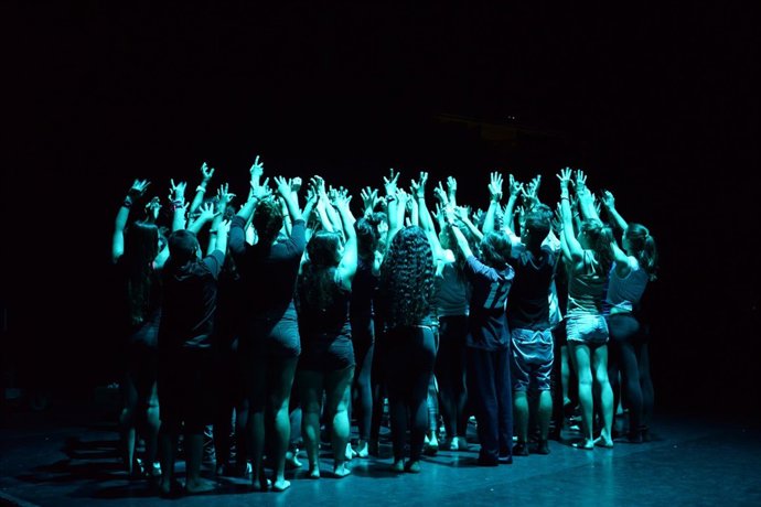 Los alumnos del proyecto 'Tot dansa' ensayan la coreografía