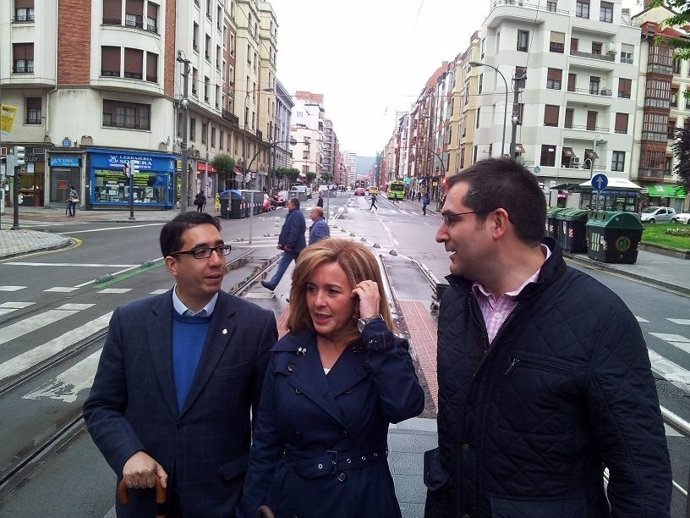 Cristina Ruiz y ediles del PP en la calle Autonomía