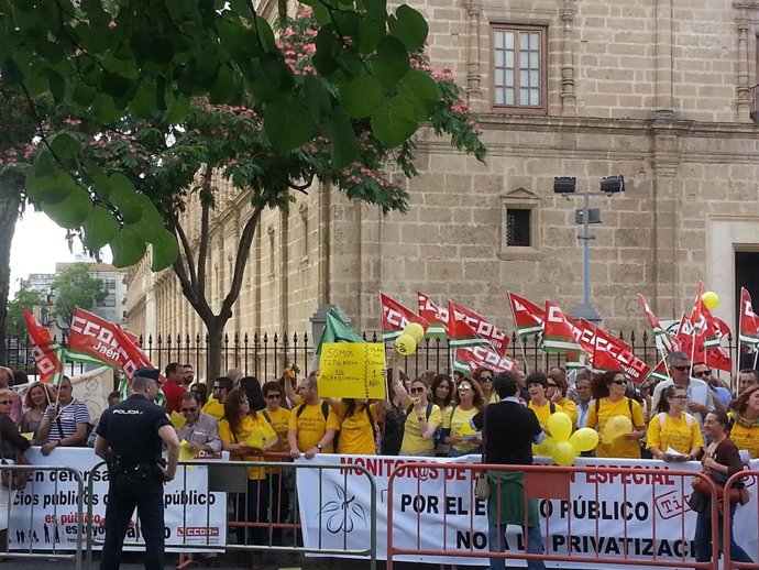 Concentración de monitores ante el Parlamento