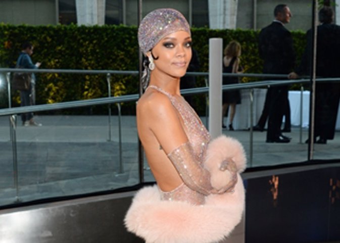 Rihanna twerking vestido transparente