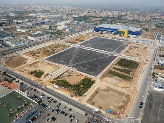 Alfafar Parc, con las parcelas disponibles ante la tienda de Ikea.