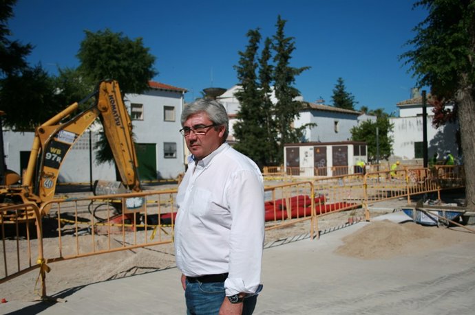 Bartolomé Cruz, ante las obras de la futura ubicación del transformador.