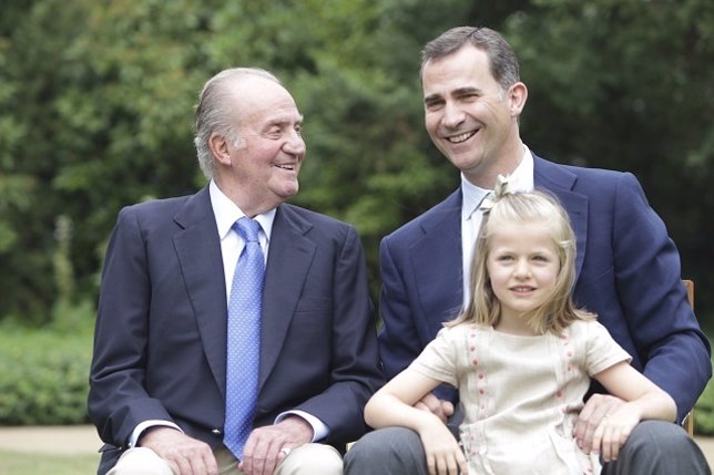 Spain's King Juan Carlos, Crown Prince Felipe and Infanta Leonor pose at Zarzuel