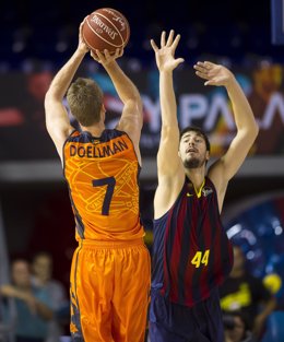 Justin Doellman y Ante Tomic en el Barcelona - Valencia Basket