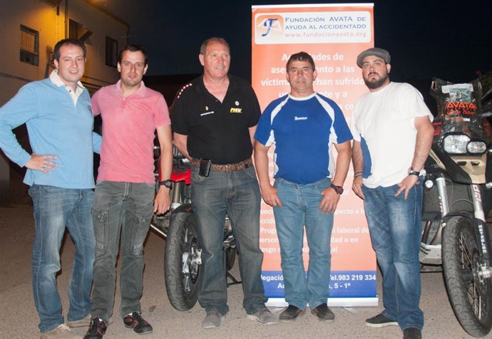 Los dos moteros (i) acompañados por miembros de la PSMV y AVATA en Valladolid