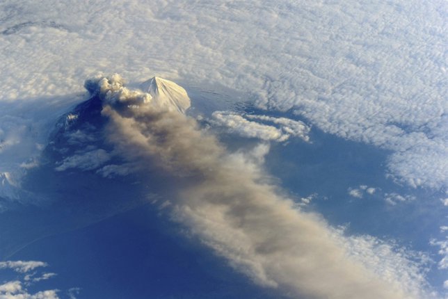 Erupción del volcán Pavlof cancela vuelos en Alaska