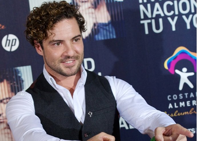 David Bisbal celebra su cumpleaños arropado por sus fans y con nuevo amor
