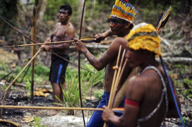 Guerreros indios Munduruku (Brasil) se defienden ante los mineros ilegales.
