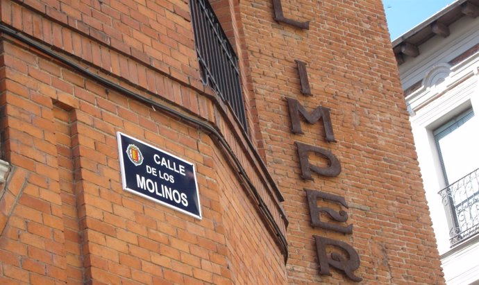 Placa de la calle Los Molinos, antigua José Antonio Primo de Rivera