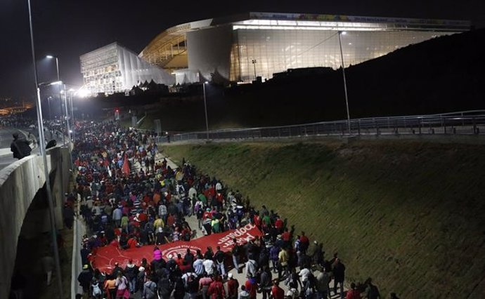 Manifestantes marcham em direção ao estádo Arena Corinthians em São Paulo