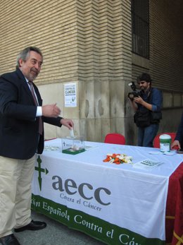 El alcalde de Zaragoza depositando su donativo